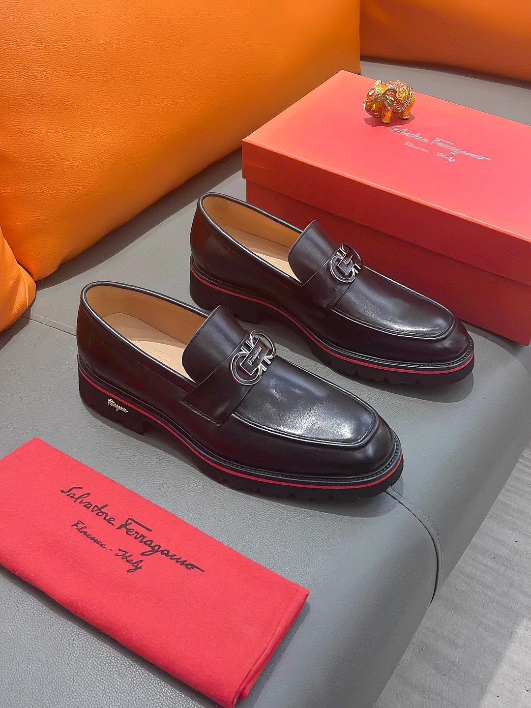 Men's shoes FERRAGAMO "Ferragamo" P540 Regular size: 39-44 (38, 45, 46, 47 customized) (suit shoes) Product materials: Selected first-layer cowhide upper, imported sheepskin lining; original outsole.